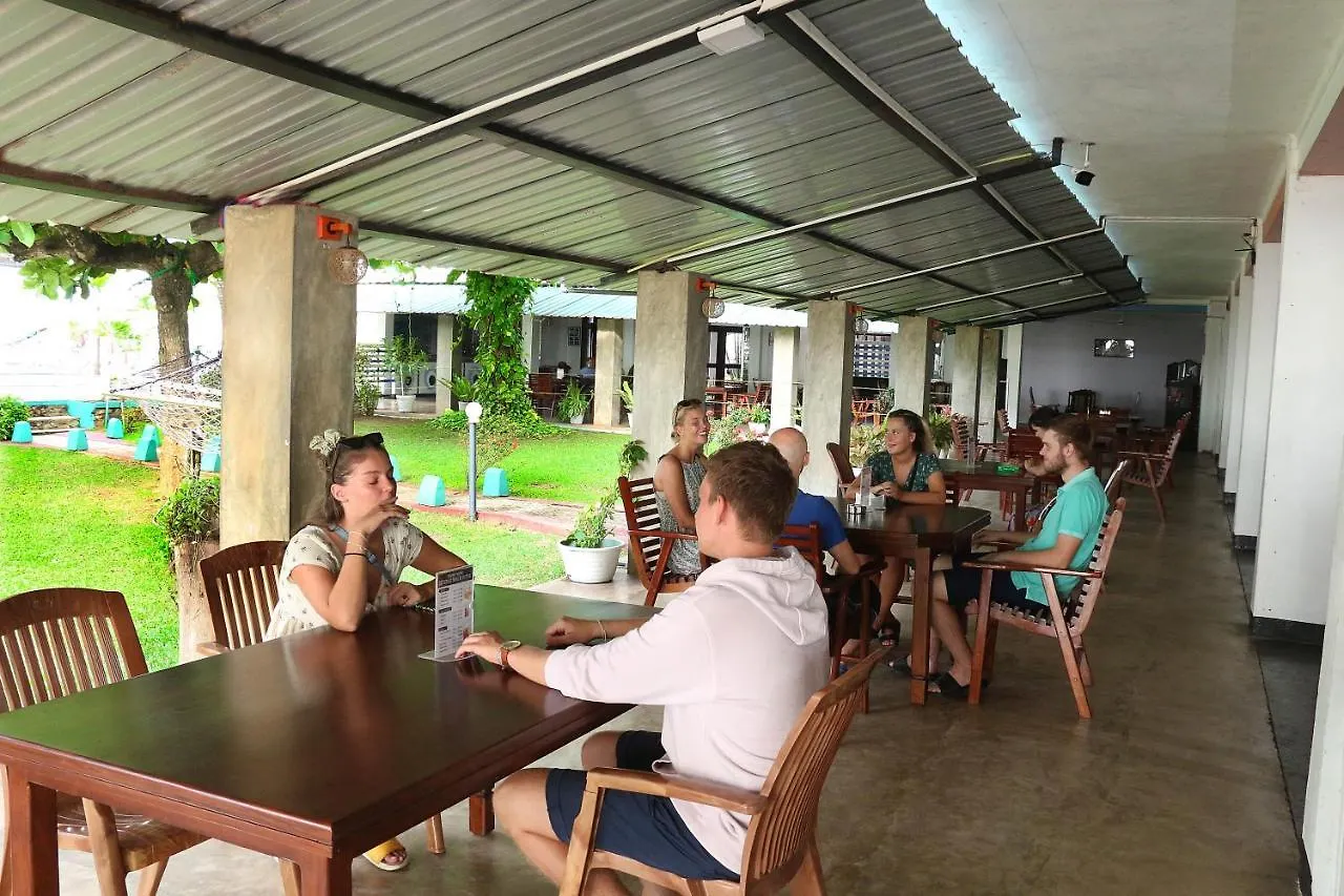 Topaz Beach Hotel Negombo 3*,