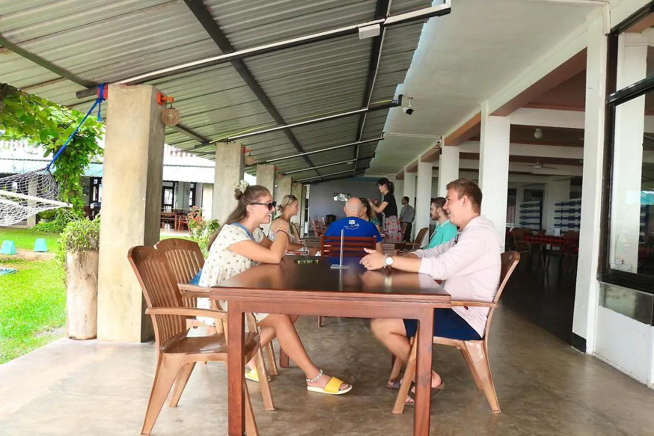 Topaz Beach Hotel Negombo 3*,